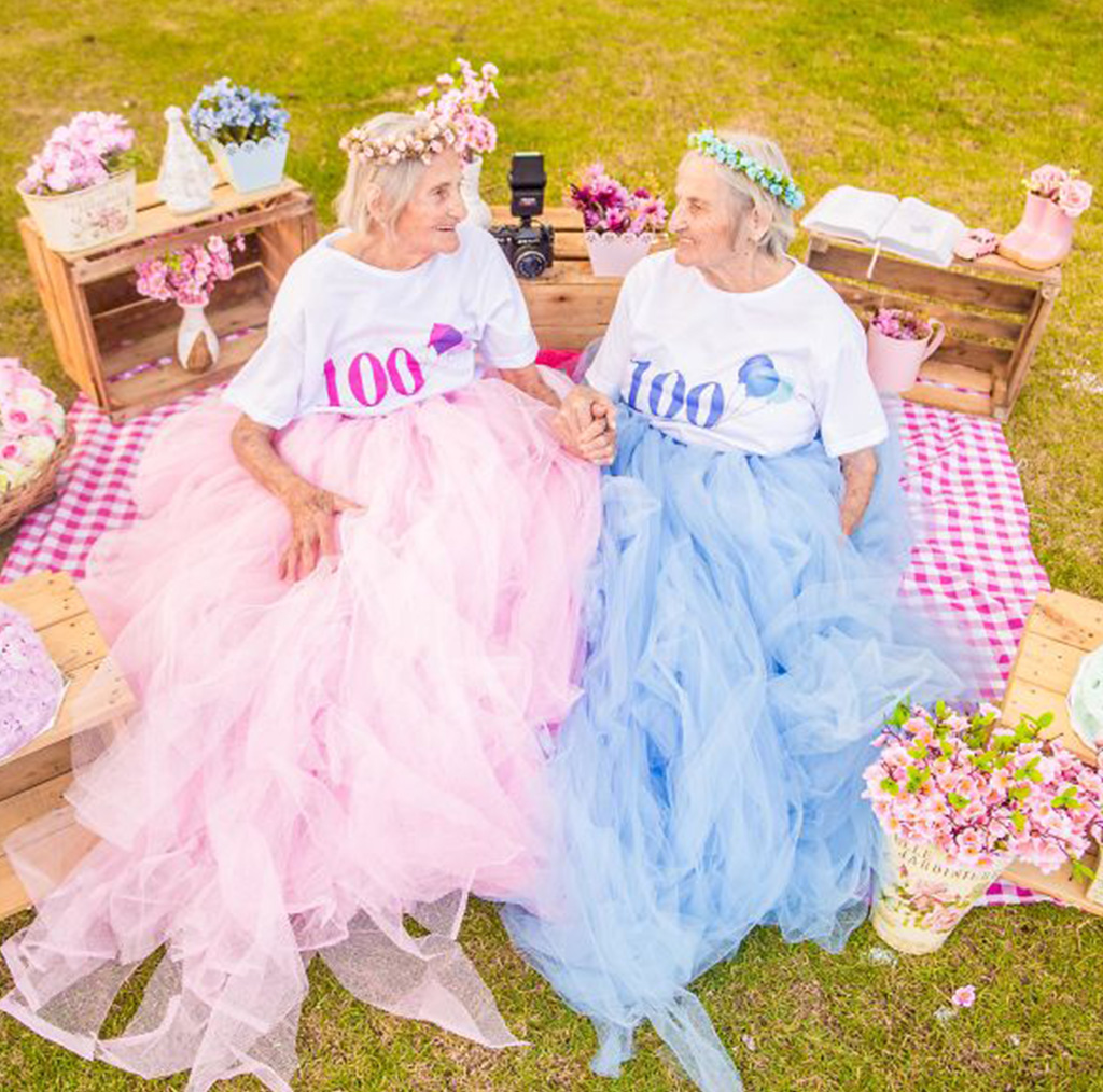 Photographer Captures Twins Celebrating Their 100th Birthday And The Pics Are Just Too Cute 3