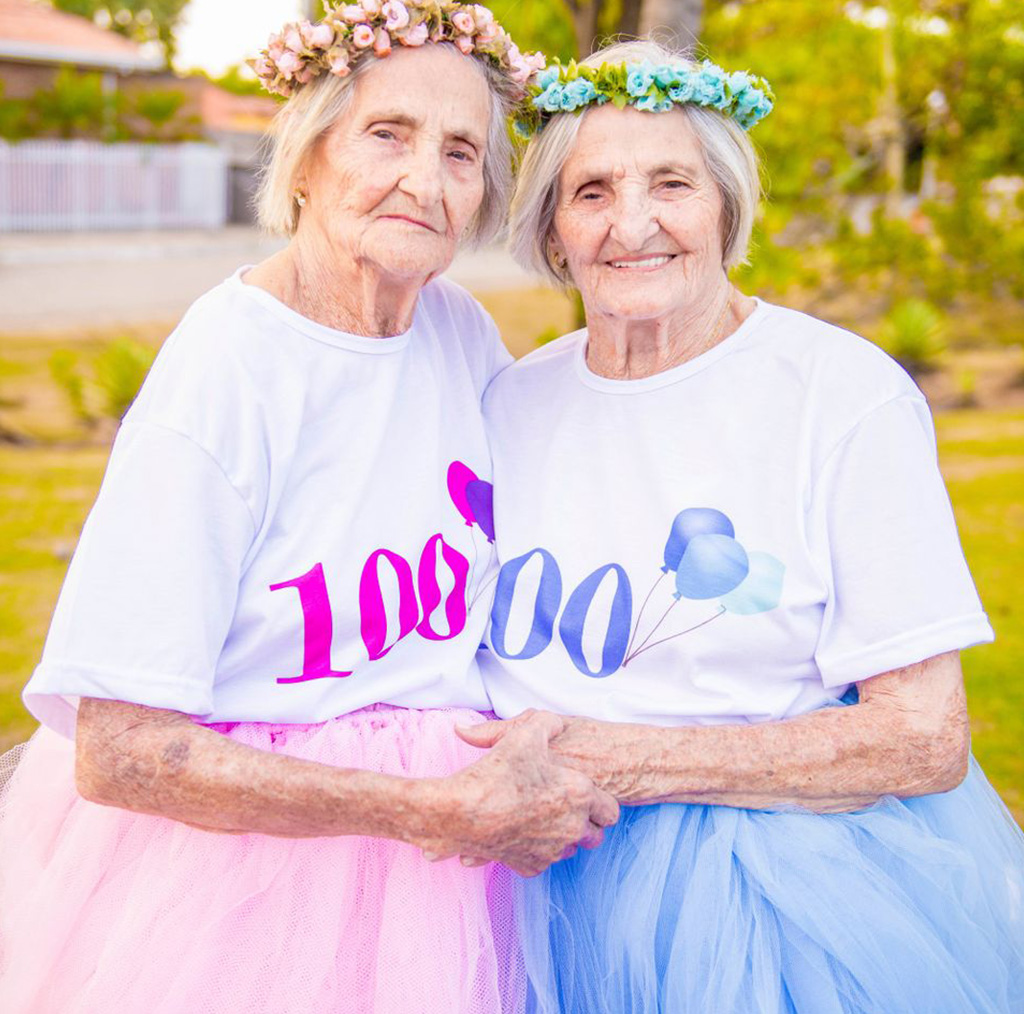 Photographer Captures Twins Celebrating Their 100th Birthday And The Pics Are Just Too Cute 6