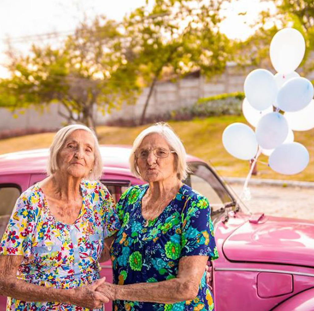 Photographer Captures Twins Celebrating Their 100th Birthday And The Pics Are Just Too Cute 7