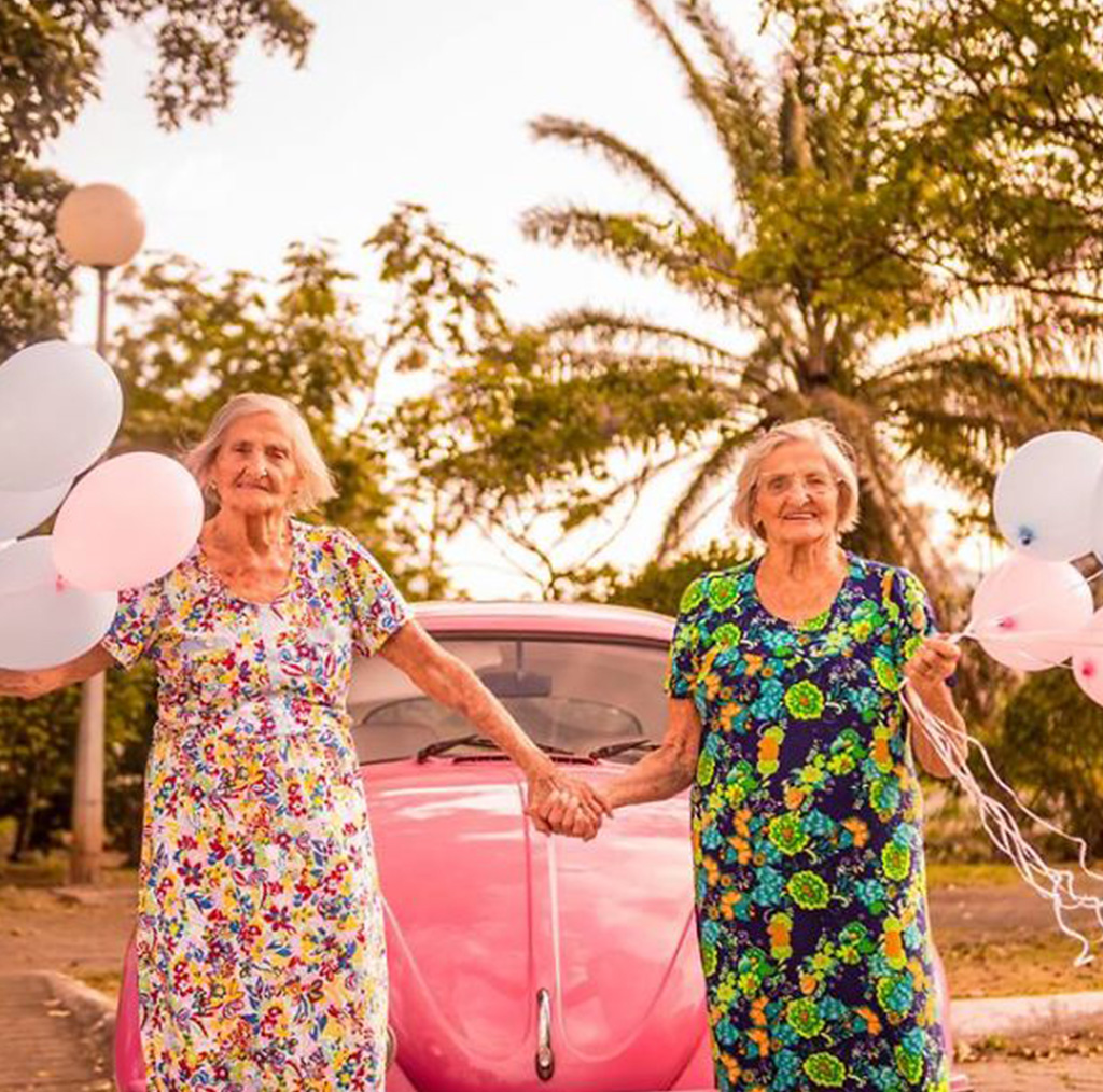 Photographer Captures Twins Celebrating Their 100th Birthday And The Pics Are Just Too Cute 8