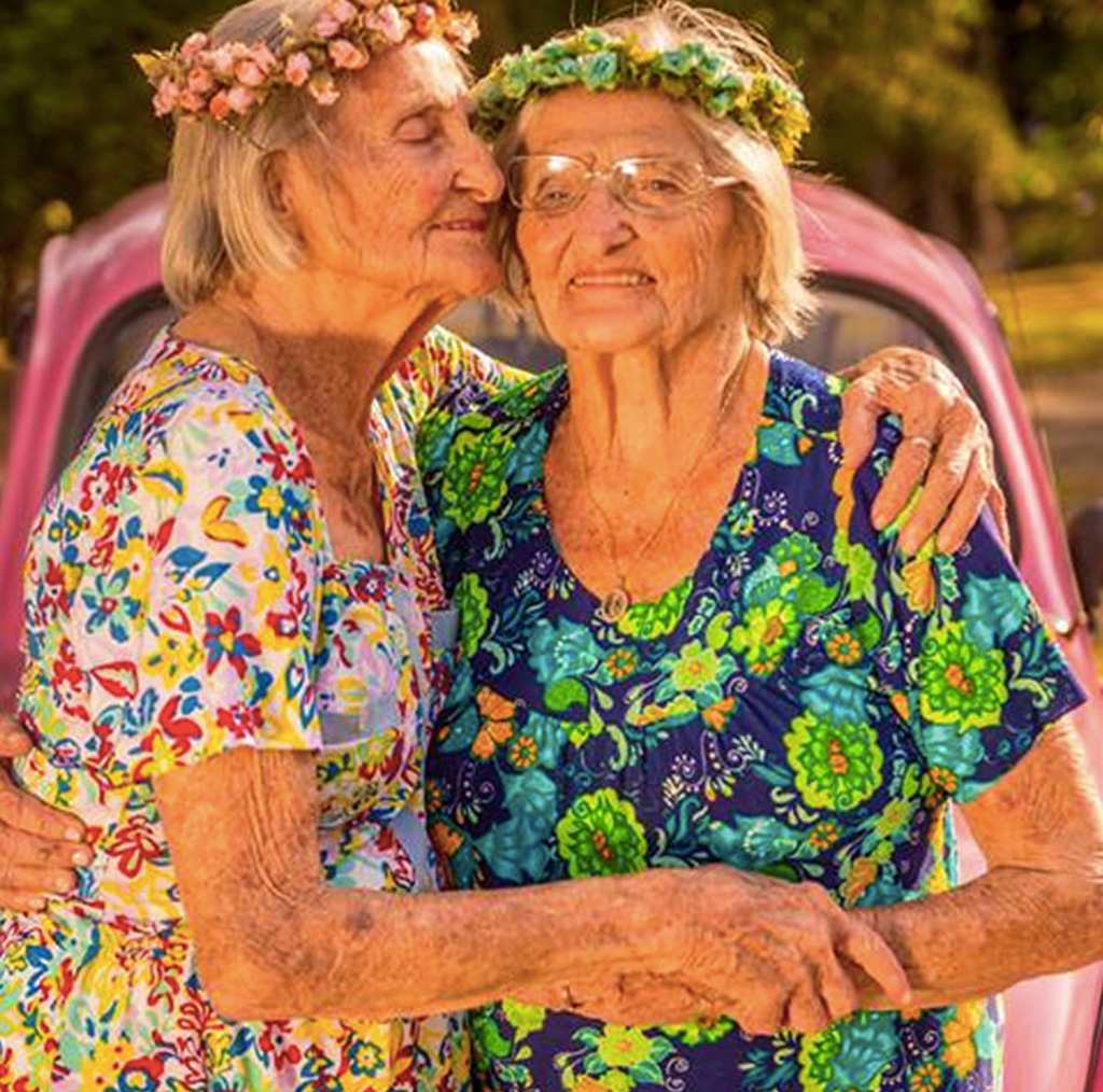 Photographer Captures Twins Celebrating Their 100th Birthday And The Pics Are Just Too Cute 10