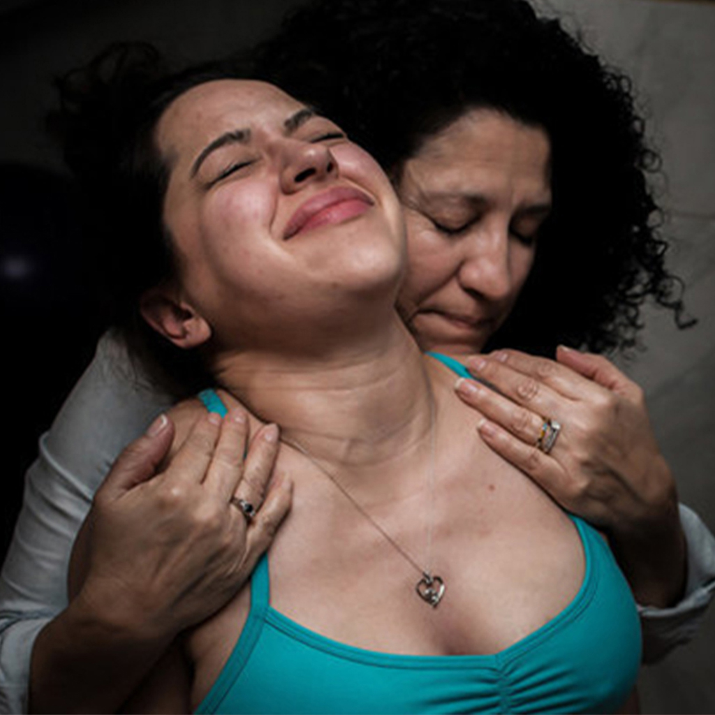 A Series Of Emotional Photos Of Moms Helping Their Daughters Give Birth 2