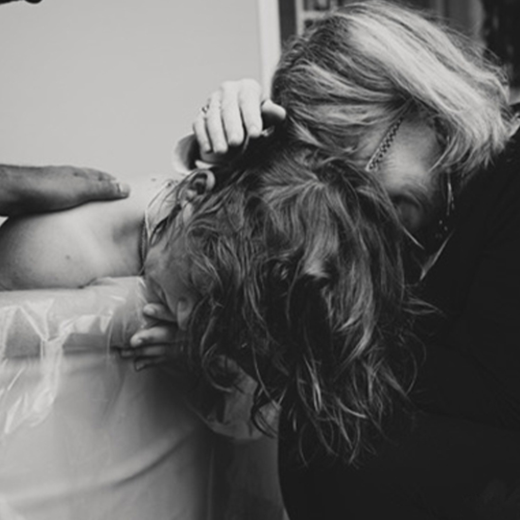A Series Of Emotional Photos Of Moms Helping Their Daughters Give Birth 7