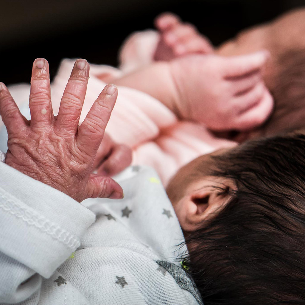 The 15 Best Birth Photography Images of Twins - Baby And Mom Story